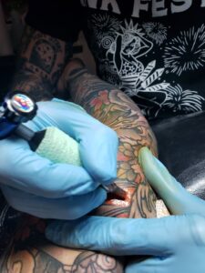 Shallow hand motion tattooing